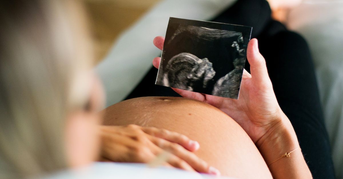 Trudnica gleda u sliku bebe sa ultrazvuka