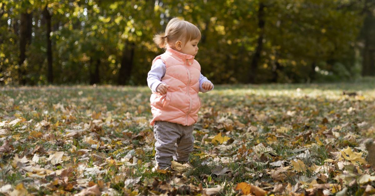 Devojčica u parku jesen lišće