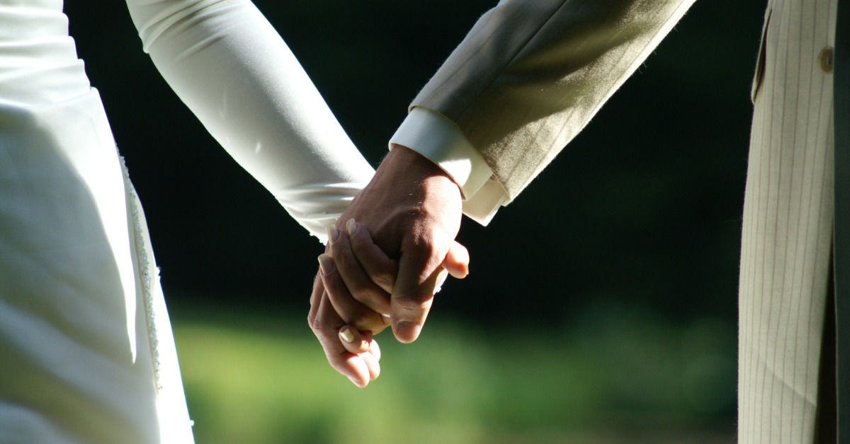 par se drži za ruke