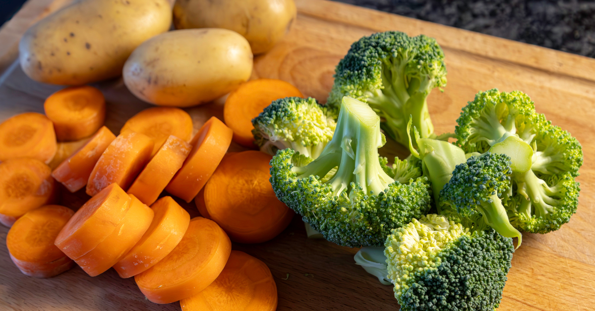 Brokoli, šargarepa i krompir na dasci za sečenje