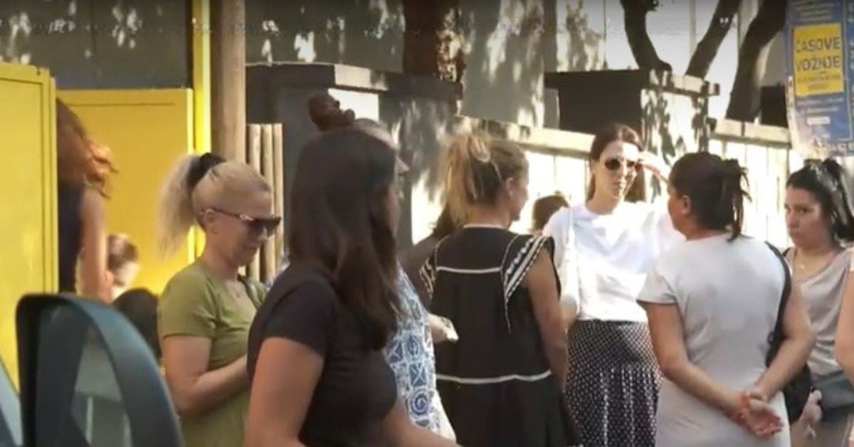 Roditelji ispred vrtića "Draguljče"