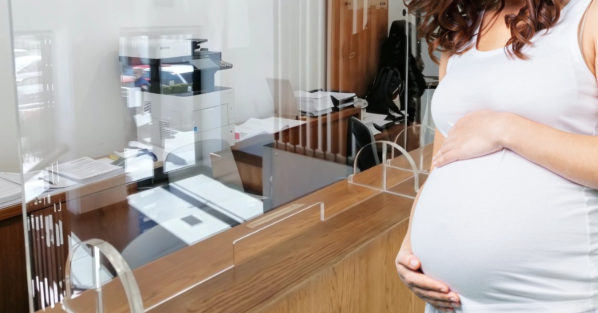 trudnica ispred šaltera