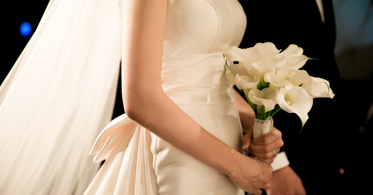 venčanje, mlada drži buket