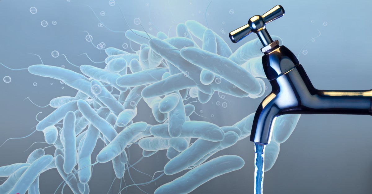 voda teče iz česme u pozadini bakterija legionele