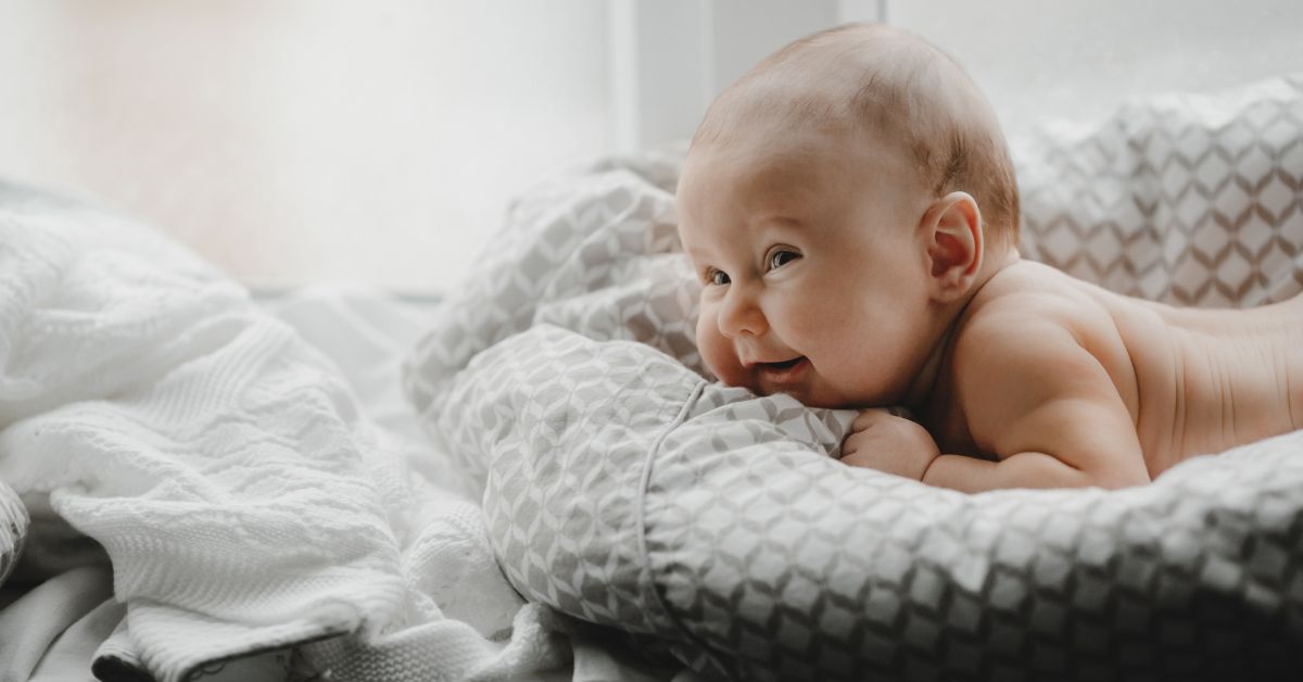 Beba leži na stomaku u korpi