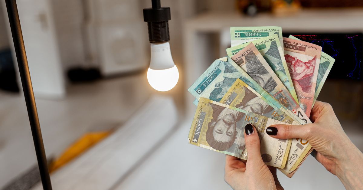 Dinari broji novac sijalica