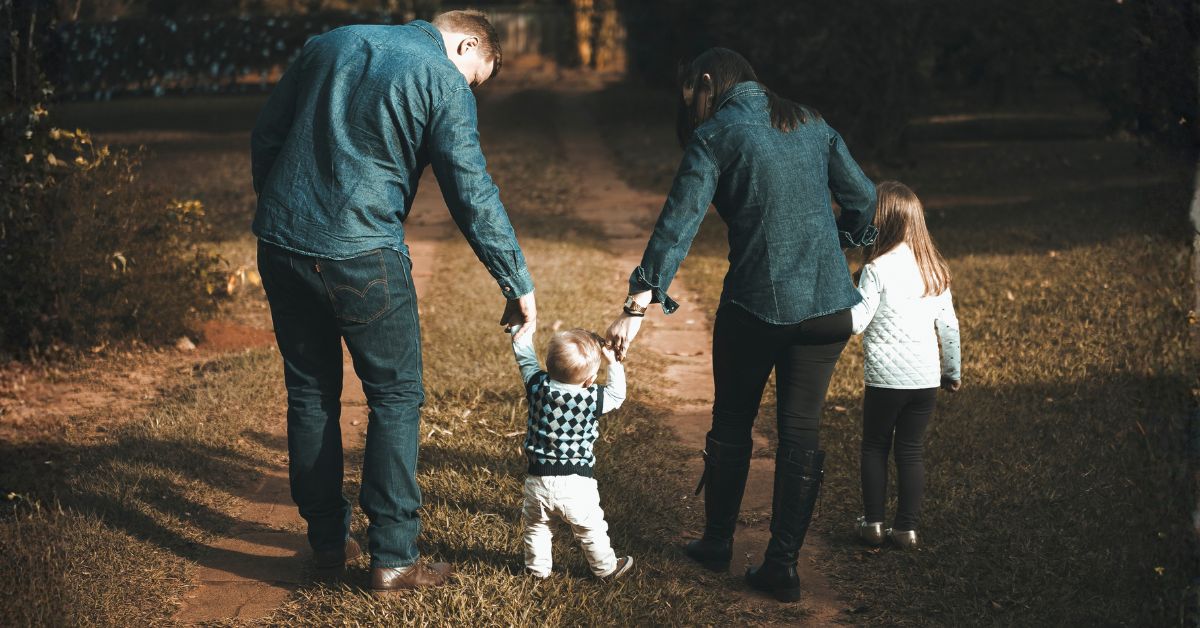 Četvoročlana porodica mama tata dvoje dece