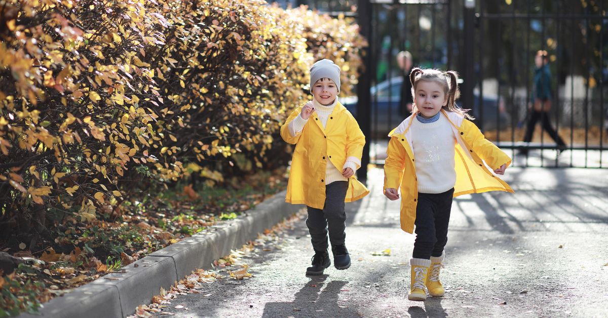 Deca šetaju parkom jesen