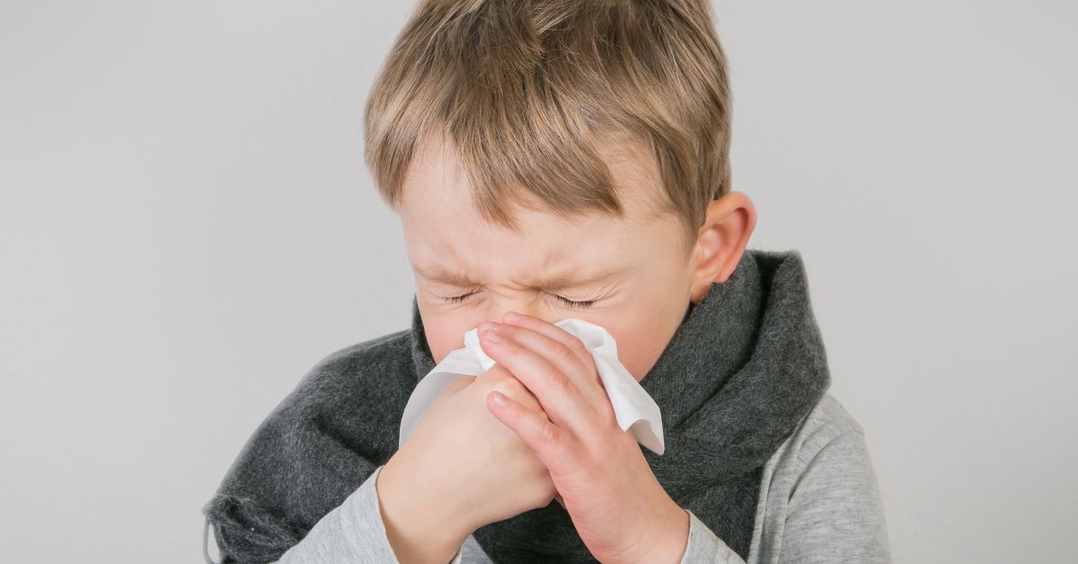 Dečak kija respiratorne infekcije