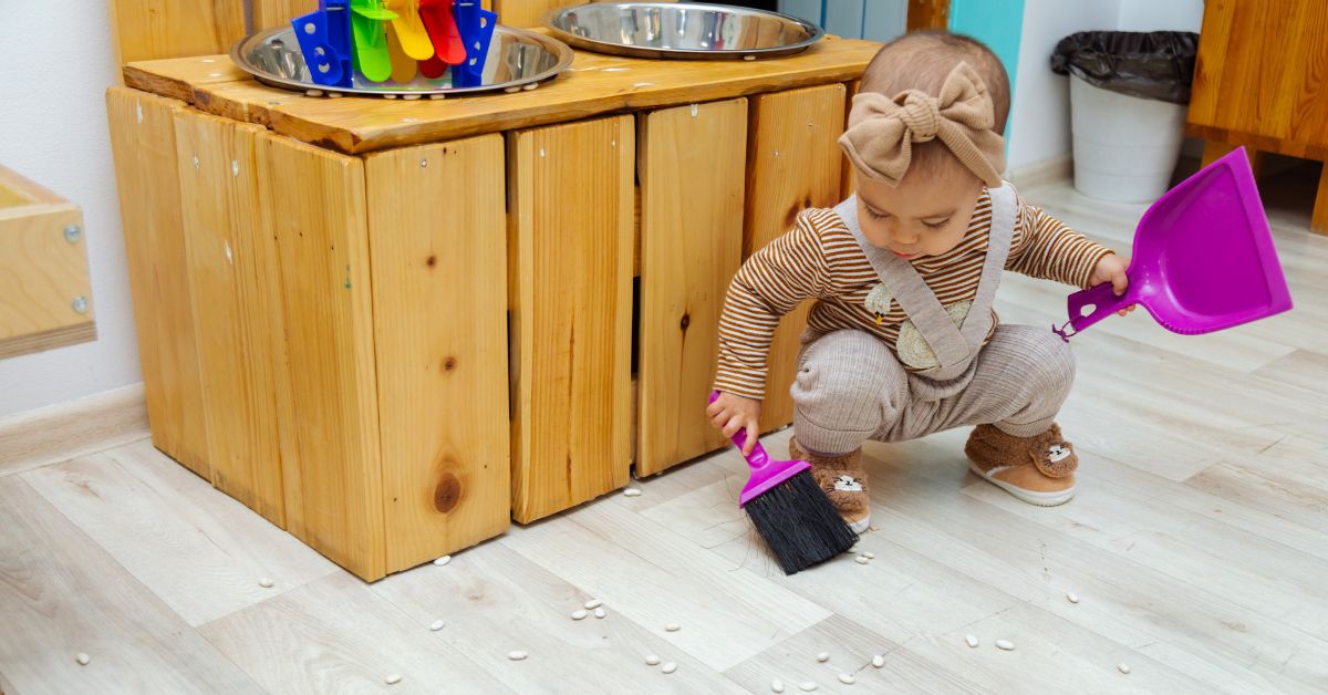 Mala devojčica čisti pod