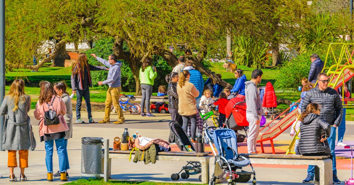 Deca i roditelji na igralištu