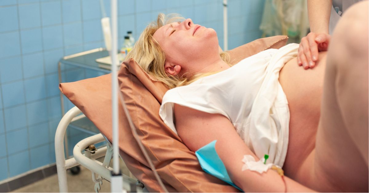 Žena leži porođaj