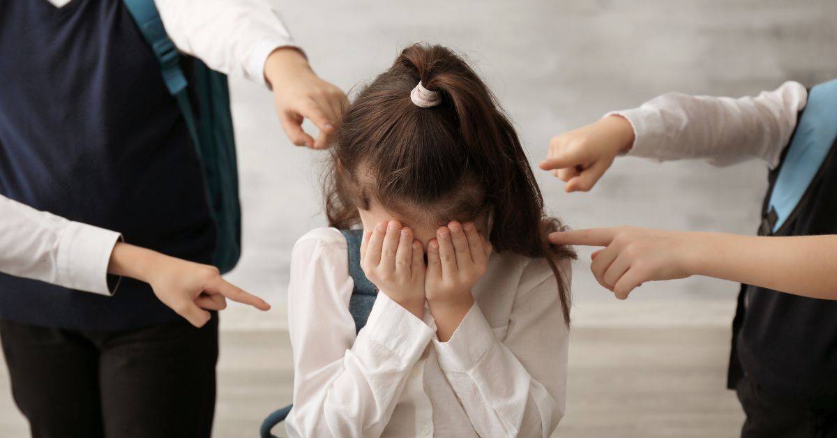 Devojčica plače ostali upiru prstom u nju