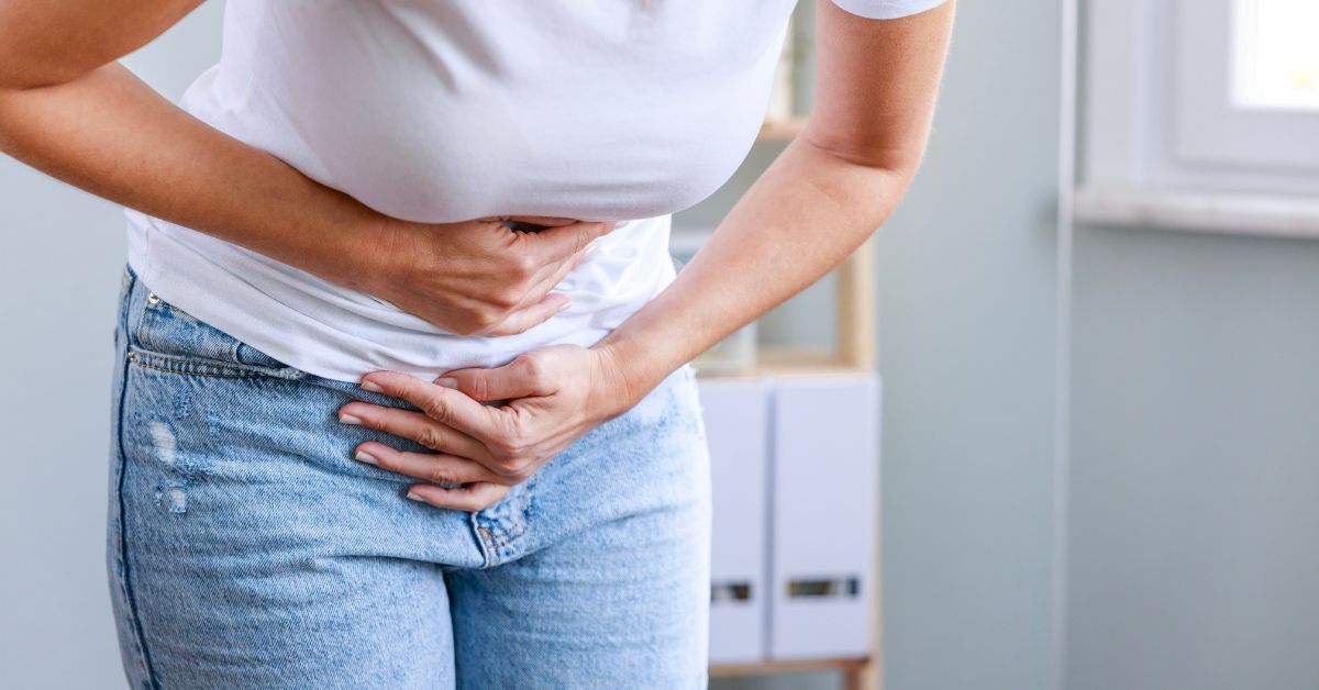 Žena se drži za stomak bolovi
