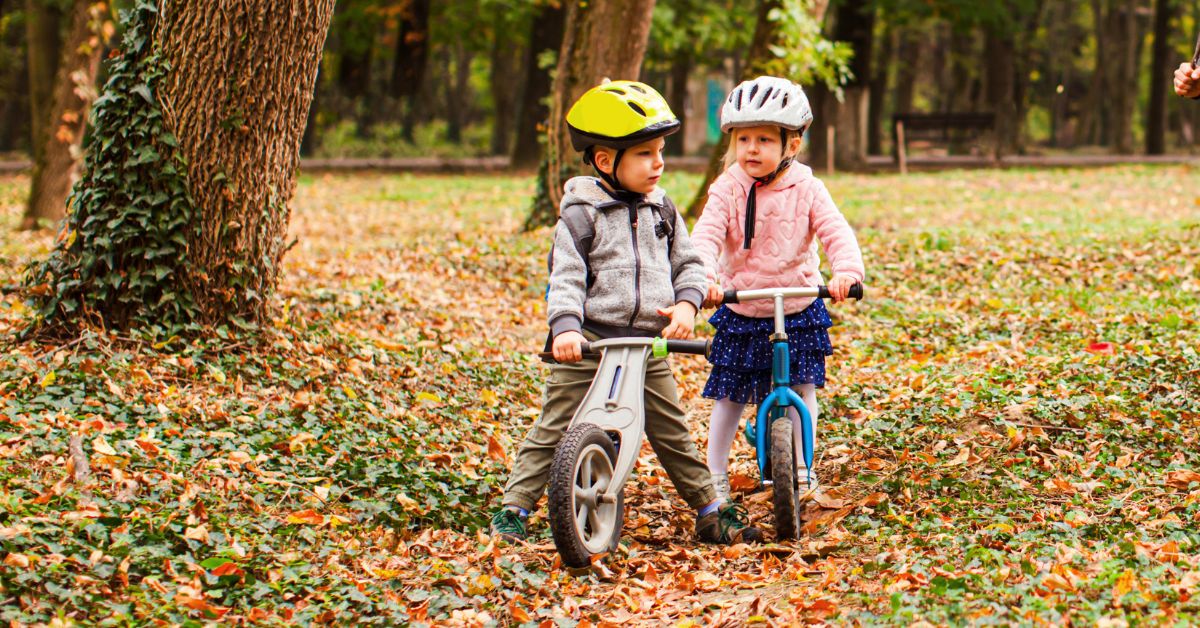 Dečak i devojčica bicikl