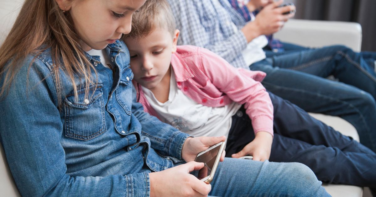 Deca gledaju u mobilni telefon