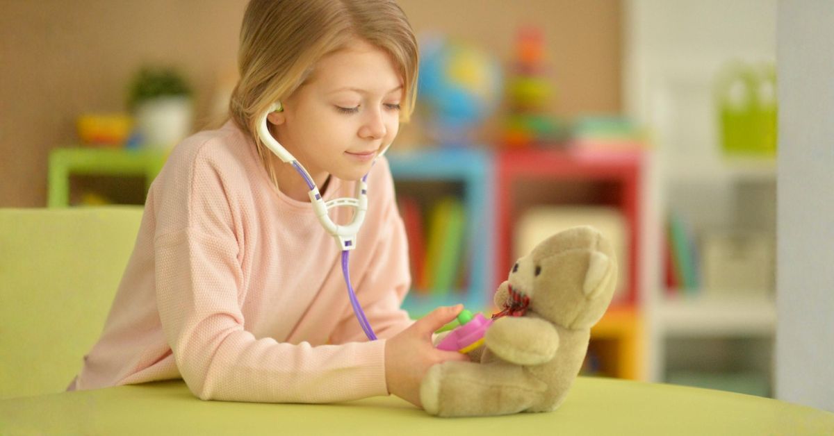 Devojčica se igra doktora