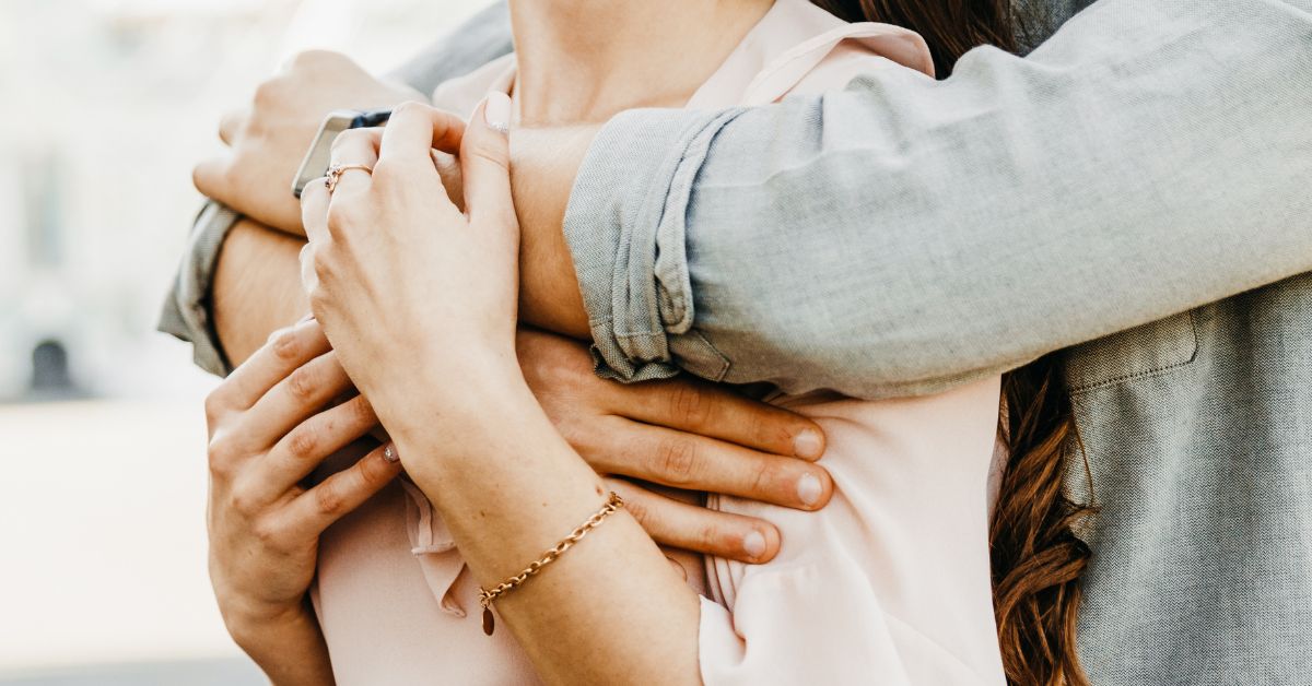 Muškarac i žena u zagrljaju