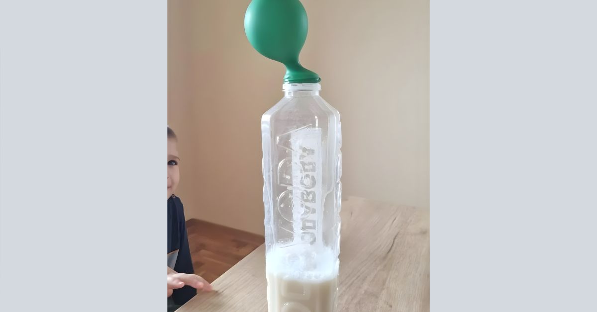 Eskperiment kvasac balon se naduvava