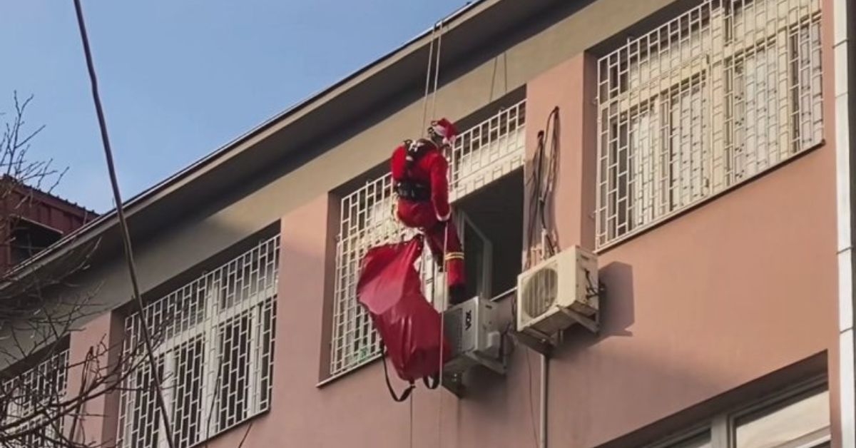 GSS Srbija Deda Mraz sa krova bolnice