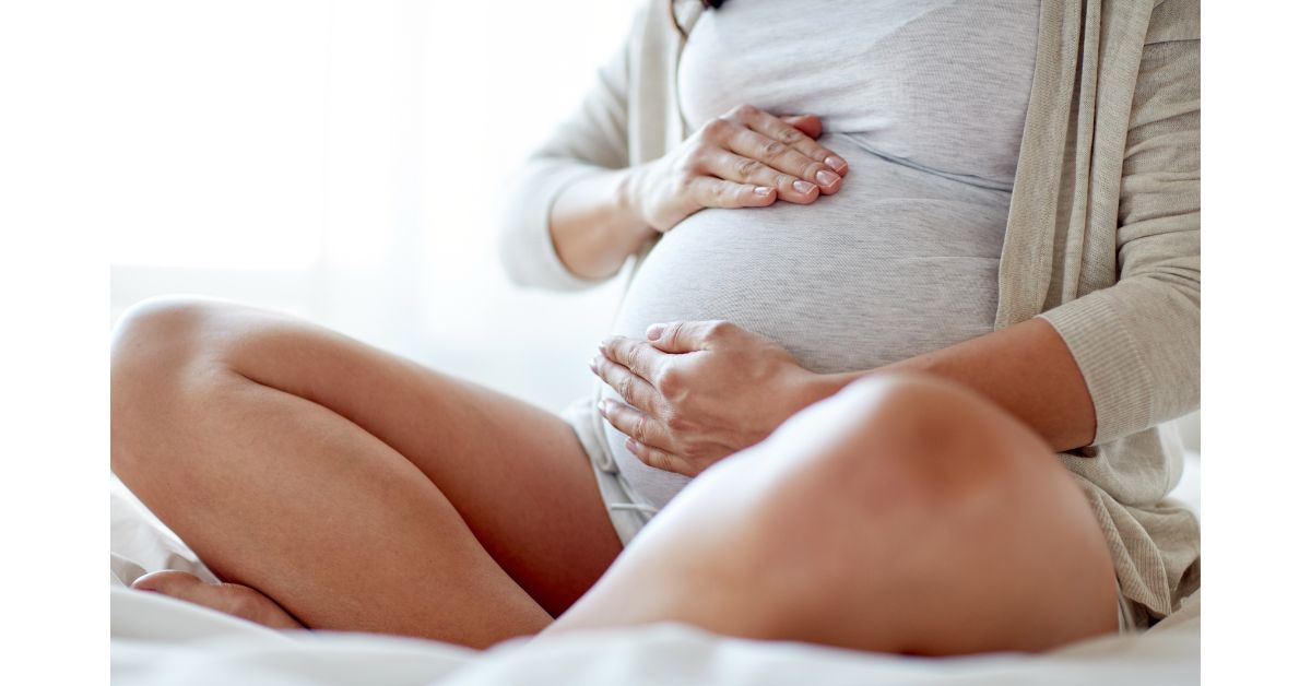 Trudnica sedi trudnički stomak