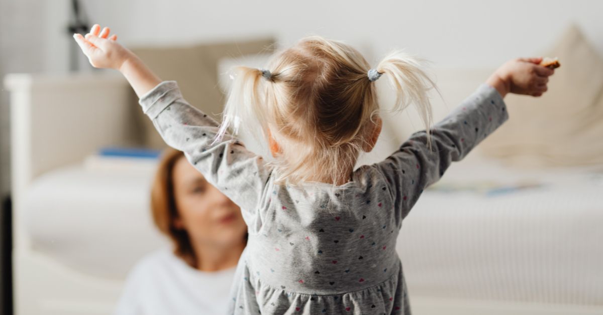 Devojčica širi ruke