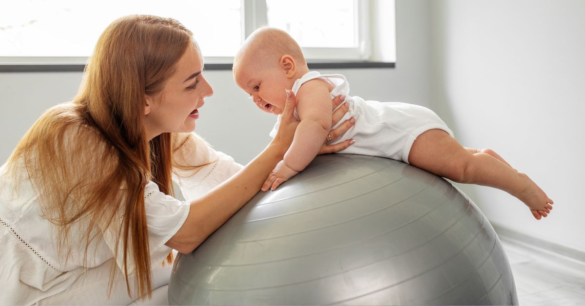 Beba na stomaku na pilates lopti