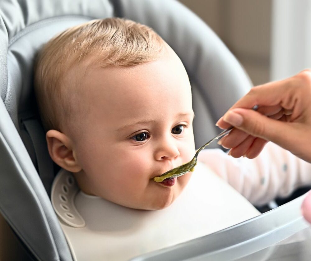 Mama hrani bebu kašičicom