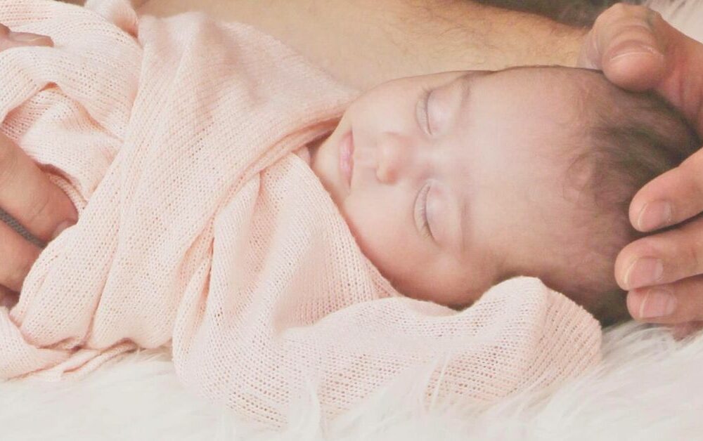 Novorođena beba u tatinim rukama