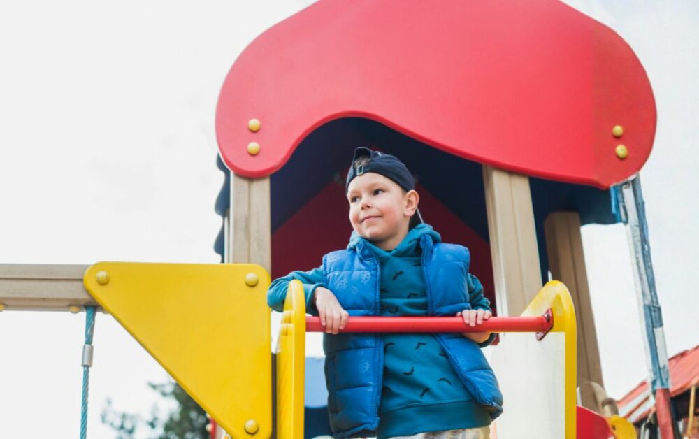 Dečak igralište lepo vreme