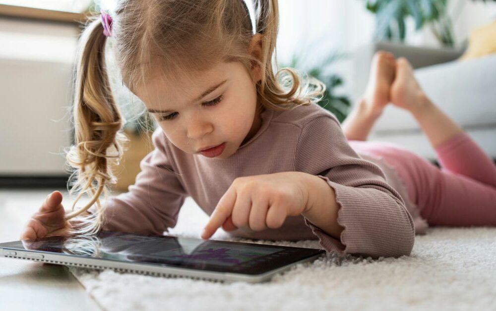 Devojčica tablet gleda sadržaj