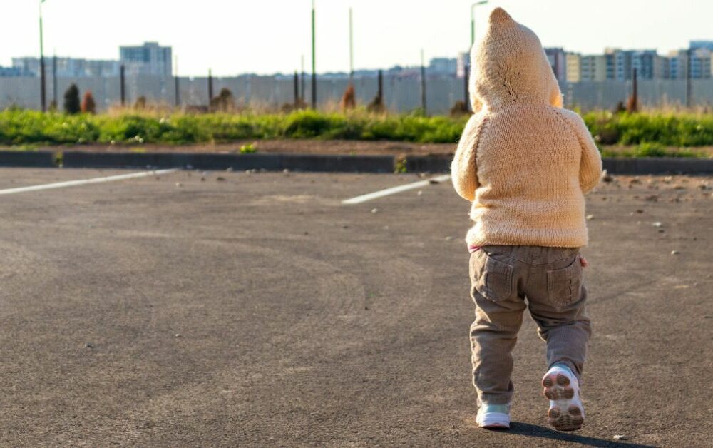 Dete hoda ulicom