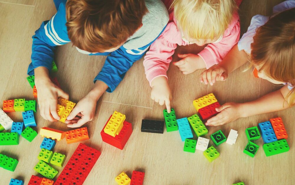 Deca se igraju sa kockama