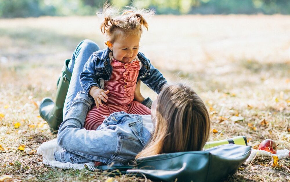Mama i ćerka se igraju napolju