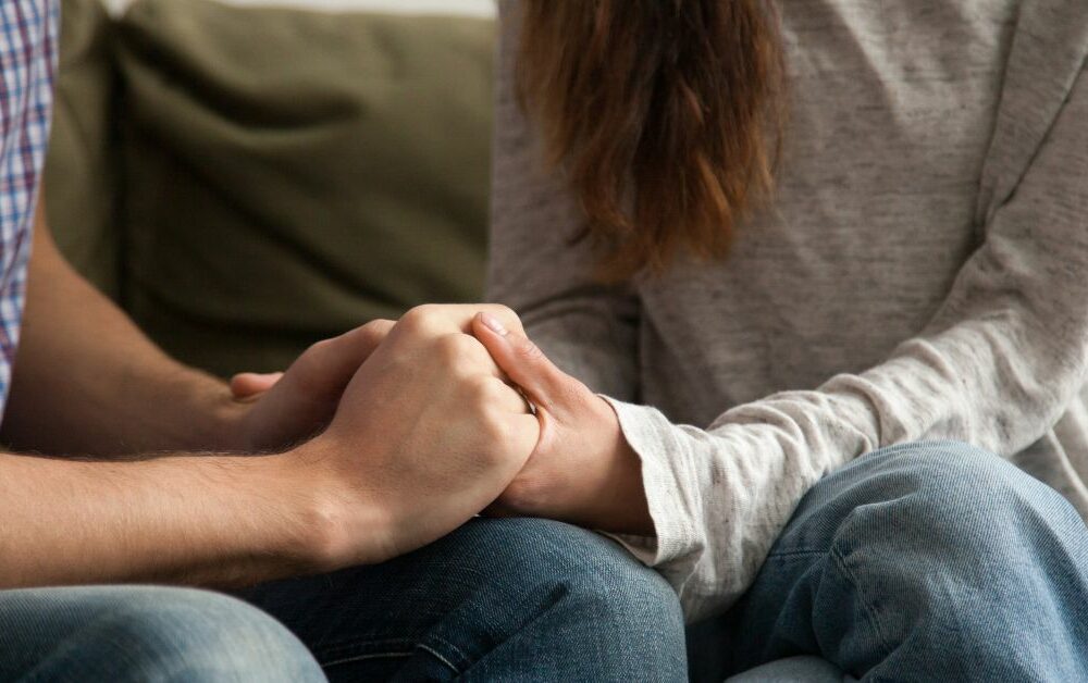 Par drži se za ruke nada