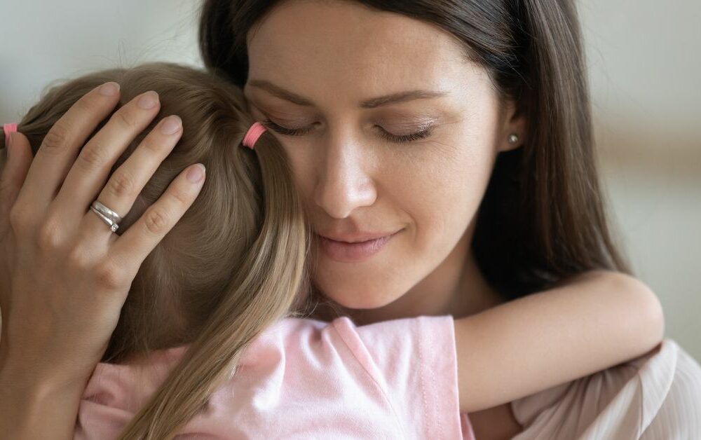 Mama i ćerka zagrljaj