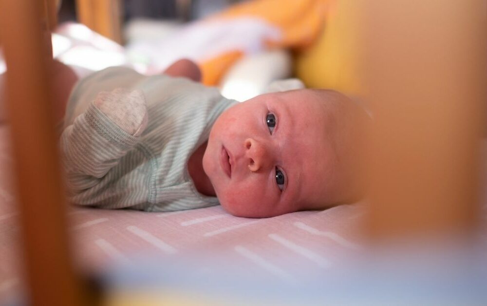 Beba novorođenče u kolevci