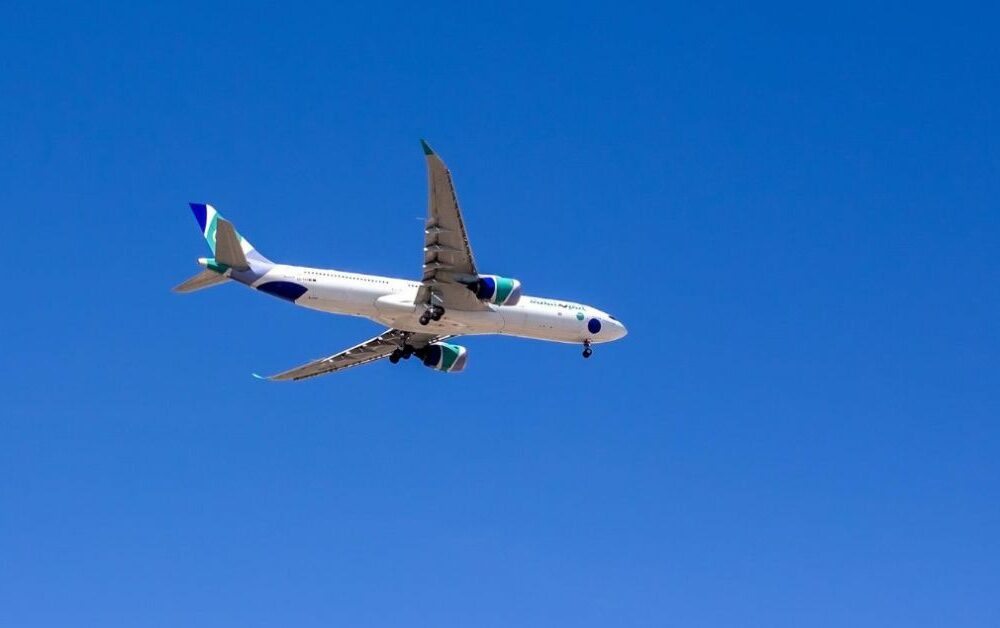 Avion na nebu u letu