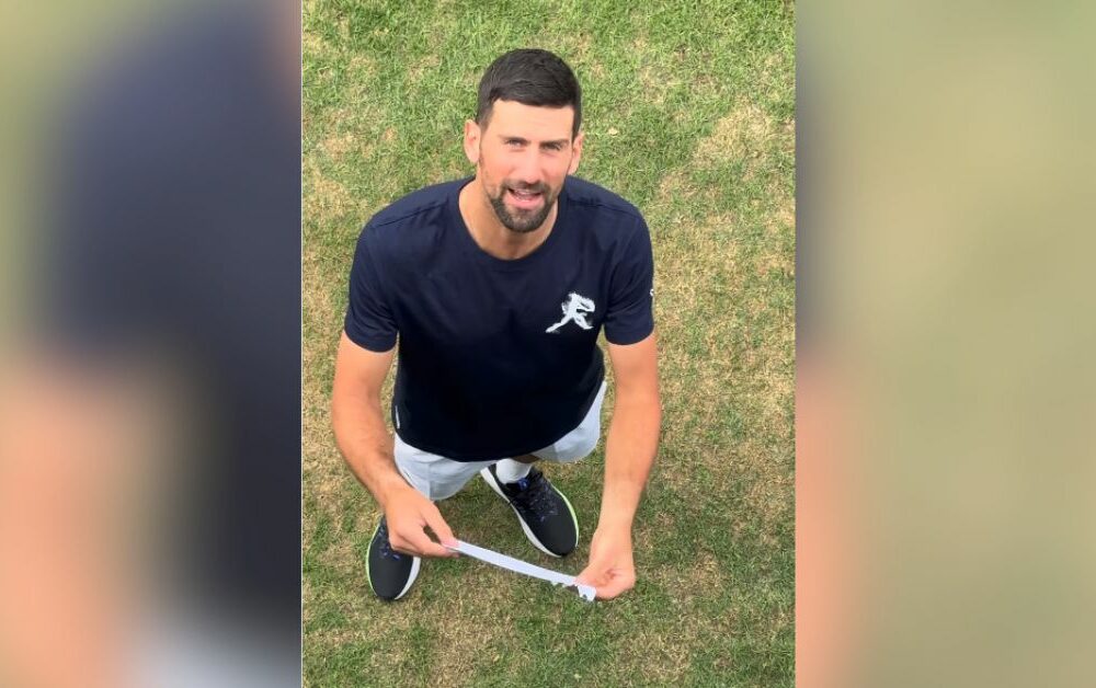 Novak Đoković čita poruku sa cedulje