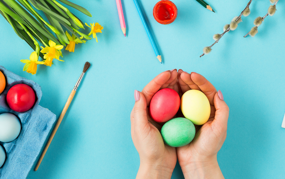 Uskršnja jaja šarena u rukama devojčice