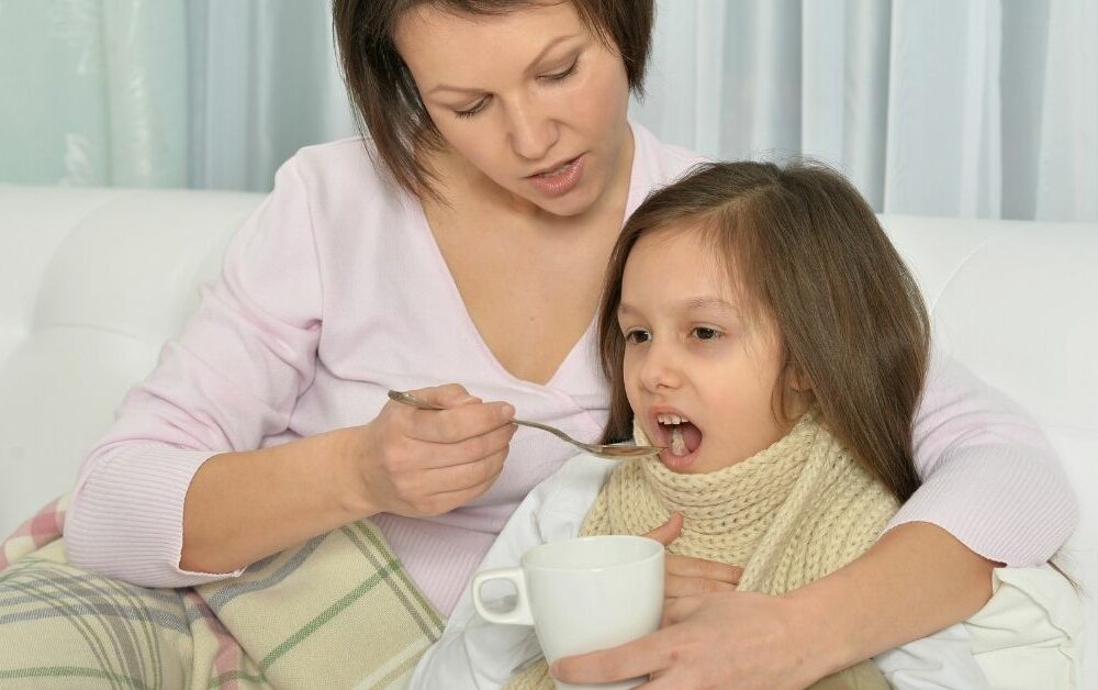 Mama i ćerka pod ćebetom piju čaj