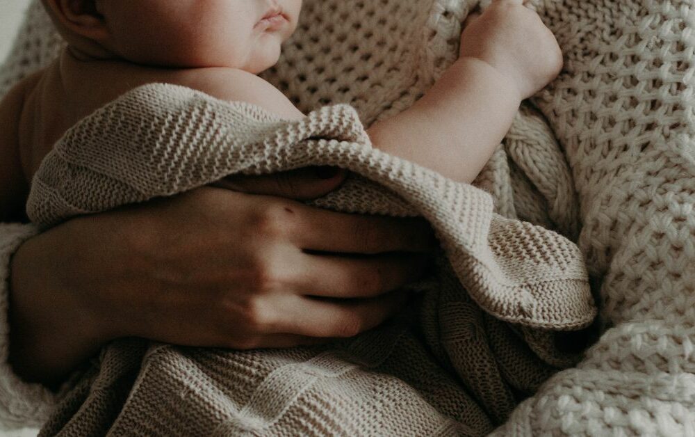 mama drži bebu sa grčevima