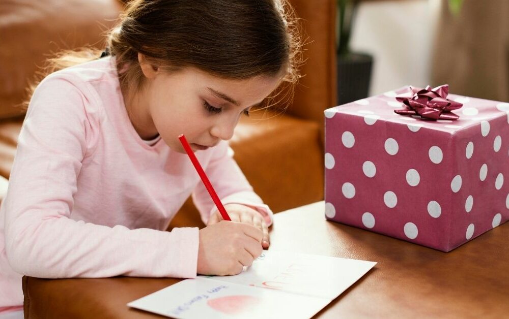 Devojčica piše čestitku