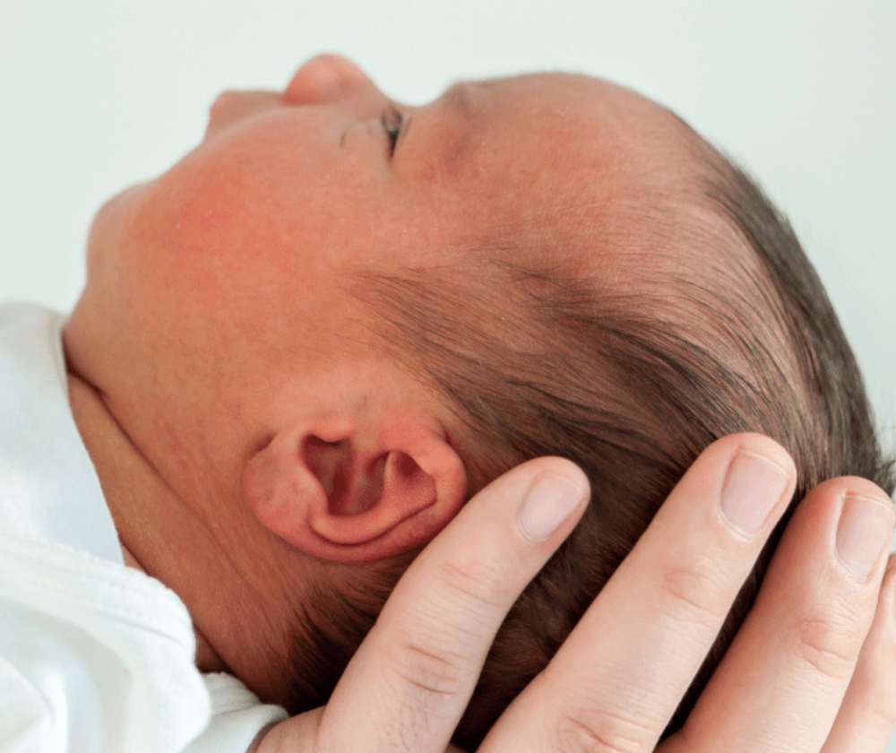 beba u očevoj šaci spava