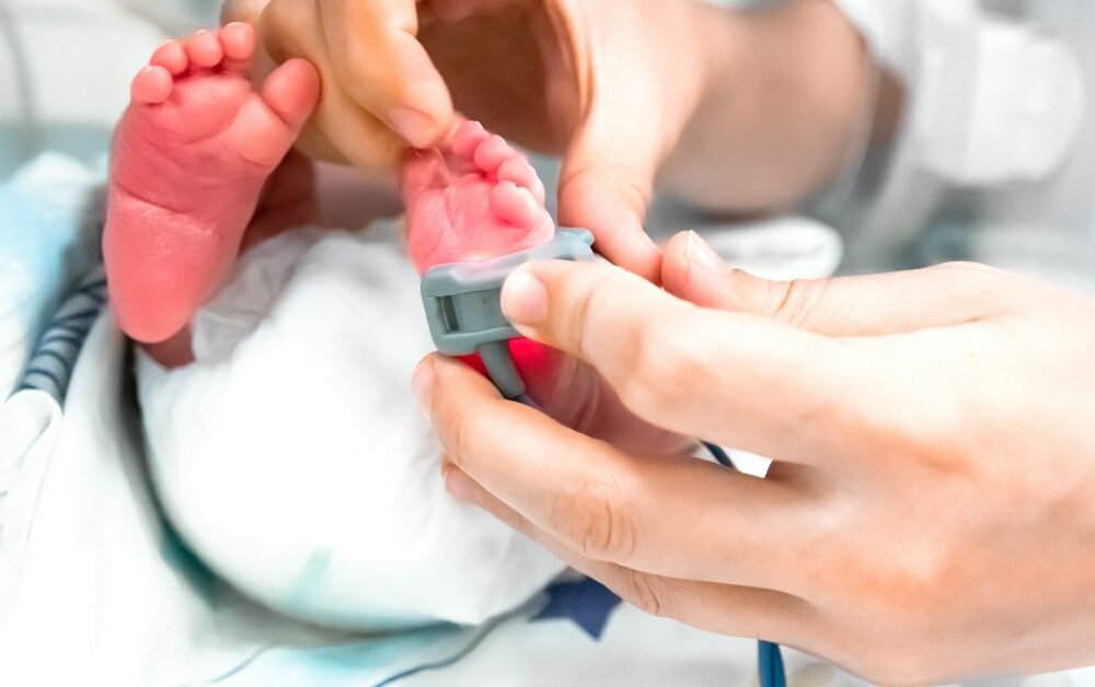 Fotografija nožice prevremeno rođene bebe u inkubatoru