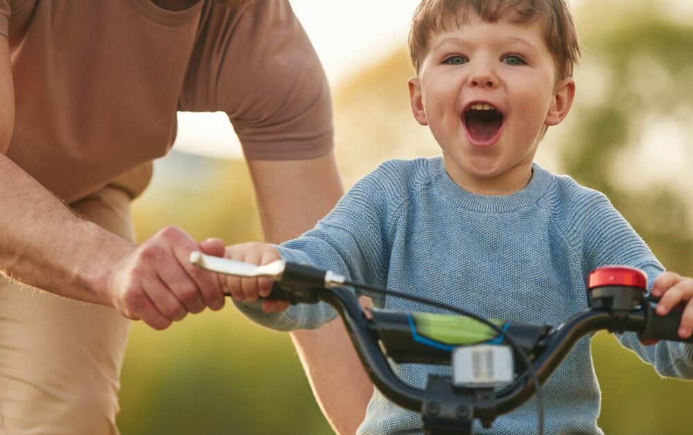 Tata uči sina da vozi bicikl