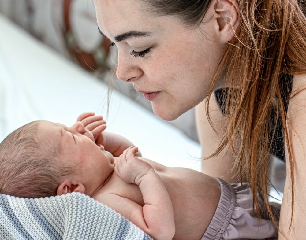 žena drži novorođenče