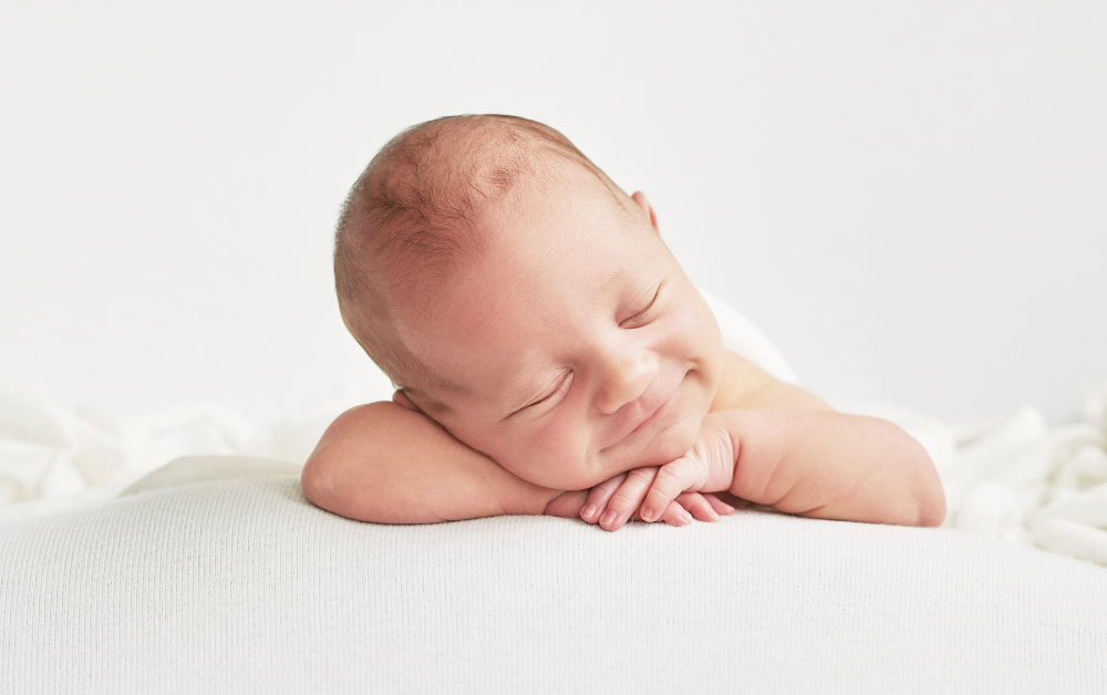 Novorođenče se smeje