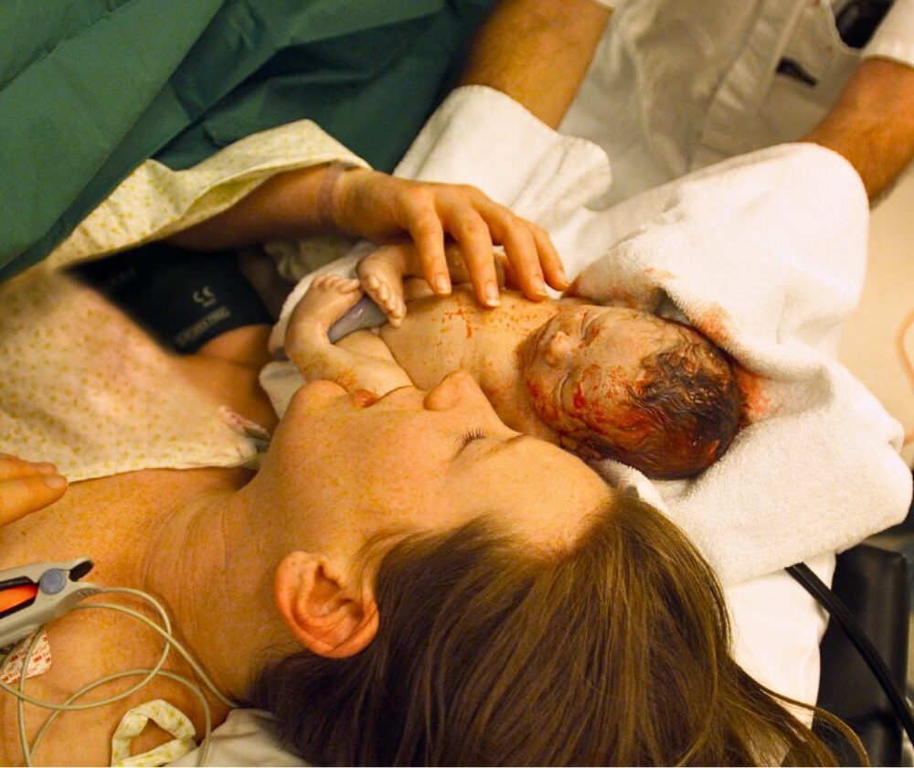 Doktori daju tek rođenu bebu majci